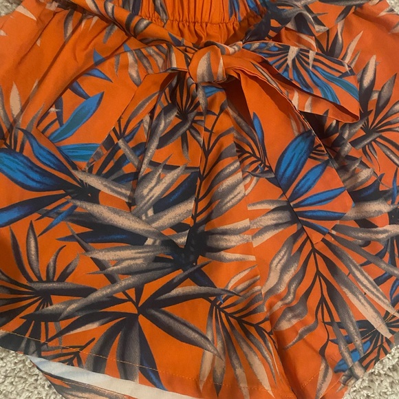 SHEIN DRESSY/CASUAL SHORTS SIZE 6, WORN ONCE.🛍 - Picture 3 of 8